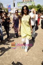 Shilpa Shetty snapped at Siddhivinayak in Dadar, Mumbai on 22nd March 2011 (13).JPG